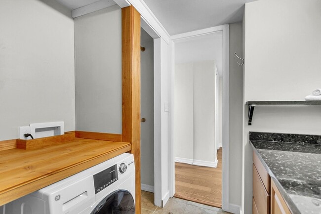 Building Photo - Downtown Charleston Living with Stunning Views