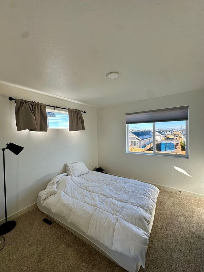 Building Photo - Bright & Modern in NW Redmond