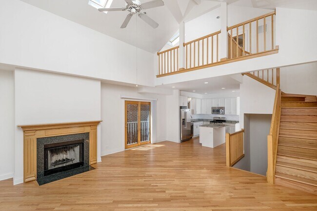 Building Photo - Large 3 BR/3 BA Duplex in the heart of Lincoln Park