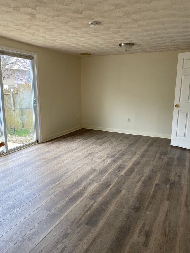 Building Photo - Spacious 3-bedroom, 1.5-bath end-unit townhome located in Edgewood