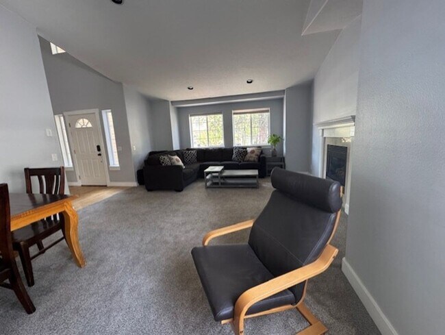 Building Photo - West Side Location