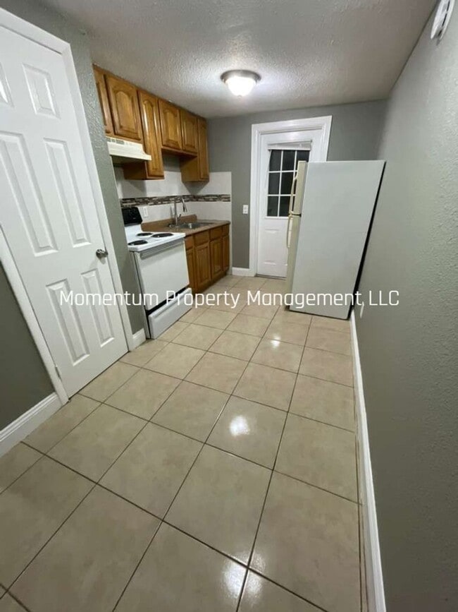 Building Photo - Palm River 2/1 Duplex- Move-In Ready! Apply FOR FREE today!