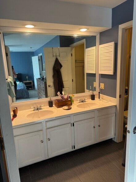 Master bedroom vanity - 6804 Old Sauk Ct