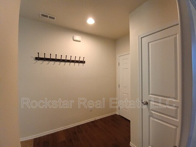 Building Photo - 1315 N Rogue River St