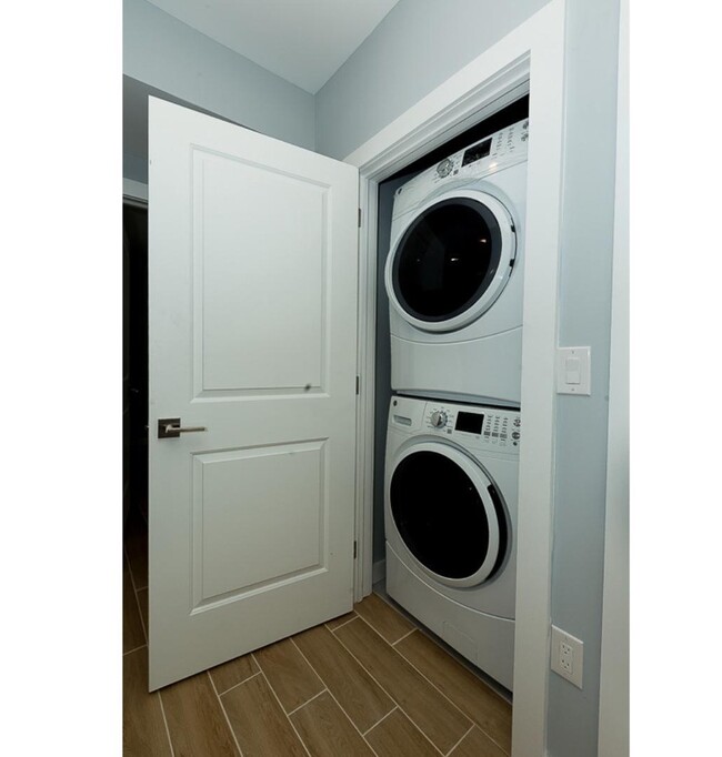 In-unit Washer / Dryer - 2015 S Hutchinson St