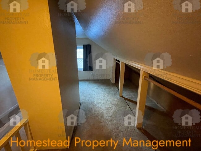 Building Photo - CHECK OUT THIS HUGE YARD!