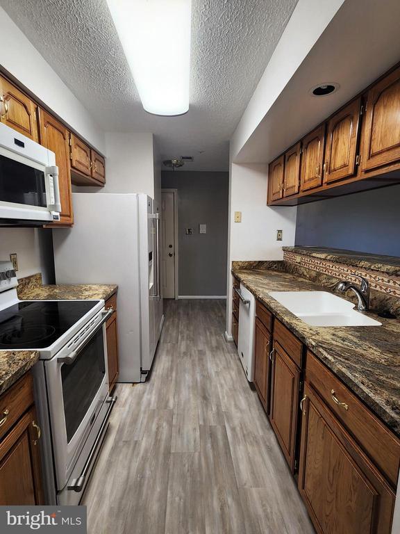 Building Photo - 13 Locust Path Ct