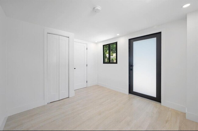 Building Photo - 823 33rd St