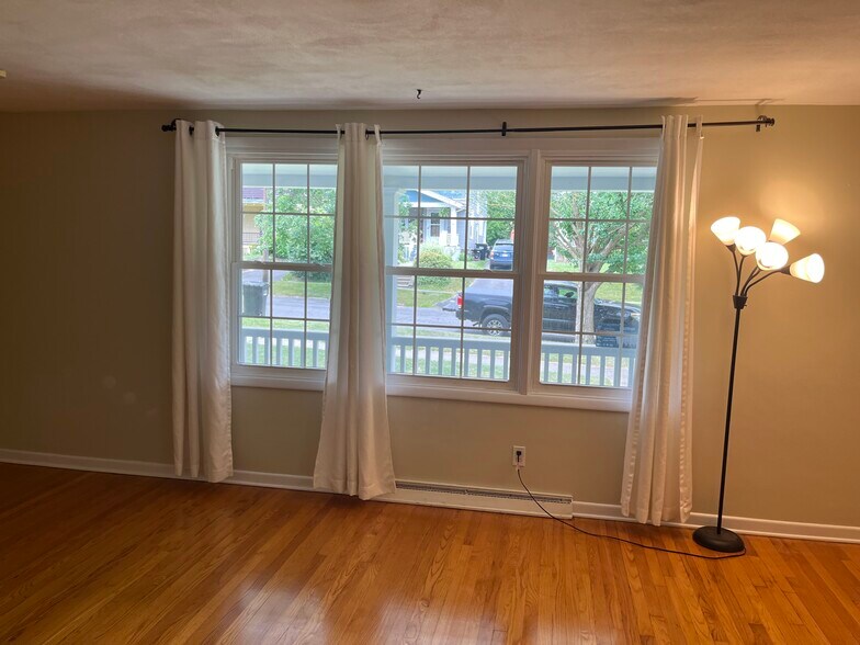 Building Photo - 301 Roosevelt Ave