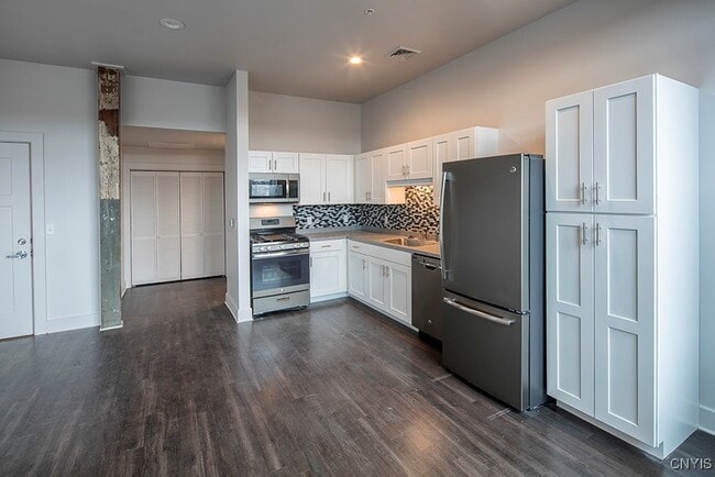 Building Photo - 800 N Clinton St