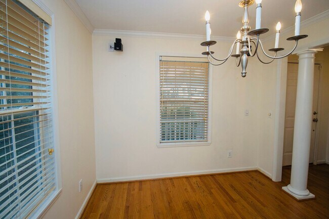 Building Photo - Charming 3 Bedroom, 2 Bathroom in Rosewood - Available May 2026!