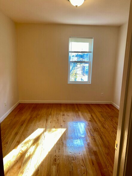 Building Photo - 123 Thorndike St