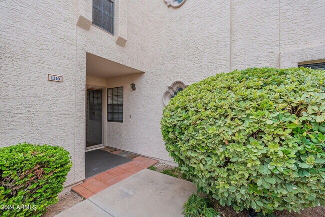 Building Photo - 7800 E Lincoln Dr