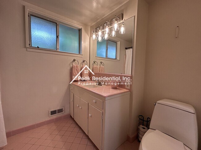 Building Photo - Charming 3 bedroom 2 bathroom House!