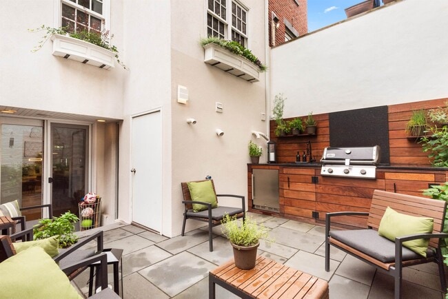 Building Photo - 227 5th St