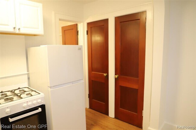 Building Photo - 271 W Maple Rd