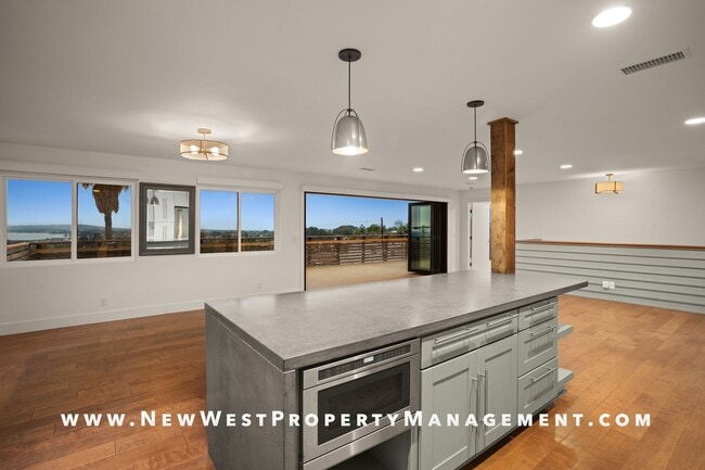 Building Photo - Exquisite Pacific Beach 4 bedroom located on a quiet cul-de-sac in the coveted Floral Terrace com...