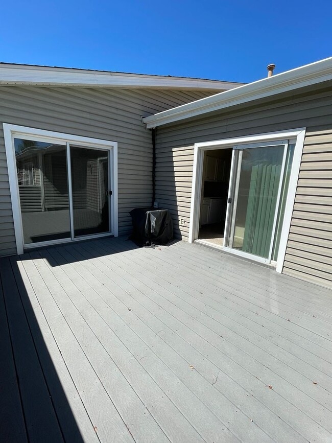 Building Photo - 2 Bedroom 1 Bath Condo Available April