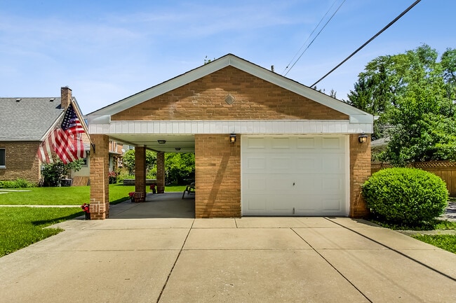 Building Photo - 8351 N Oleander Ave