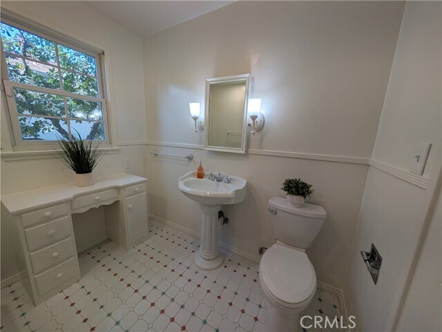 Building Photo - 582 N Sunnyslope Ave