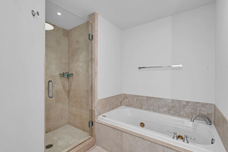 Building Photo - 4401 Collins Ave