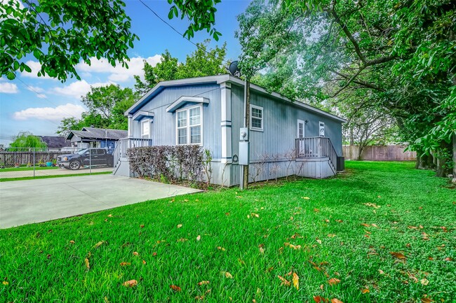 Building Photo - 11313 Delman St