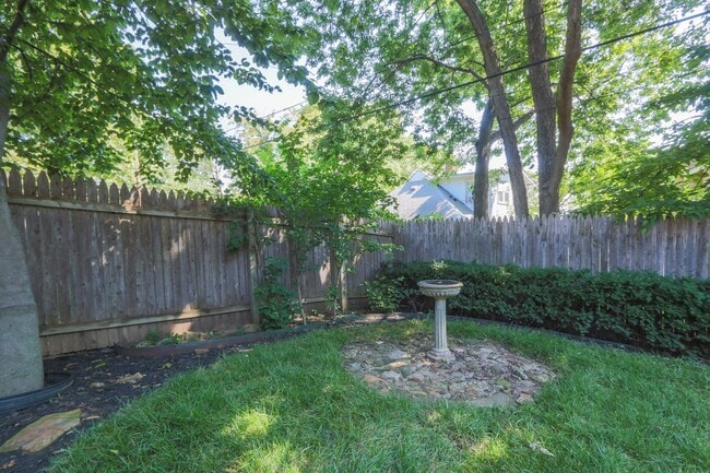 Building Photo - {4805}  Charming West Plaza Bungalow + Pri...