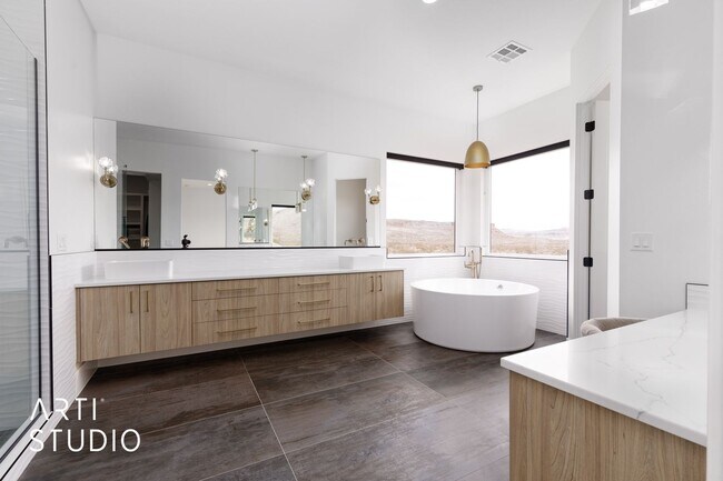 Building Photo - Beautiful 6 Bedroom 4.5 Bathroom Home in D...