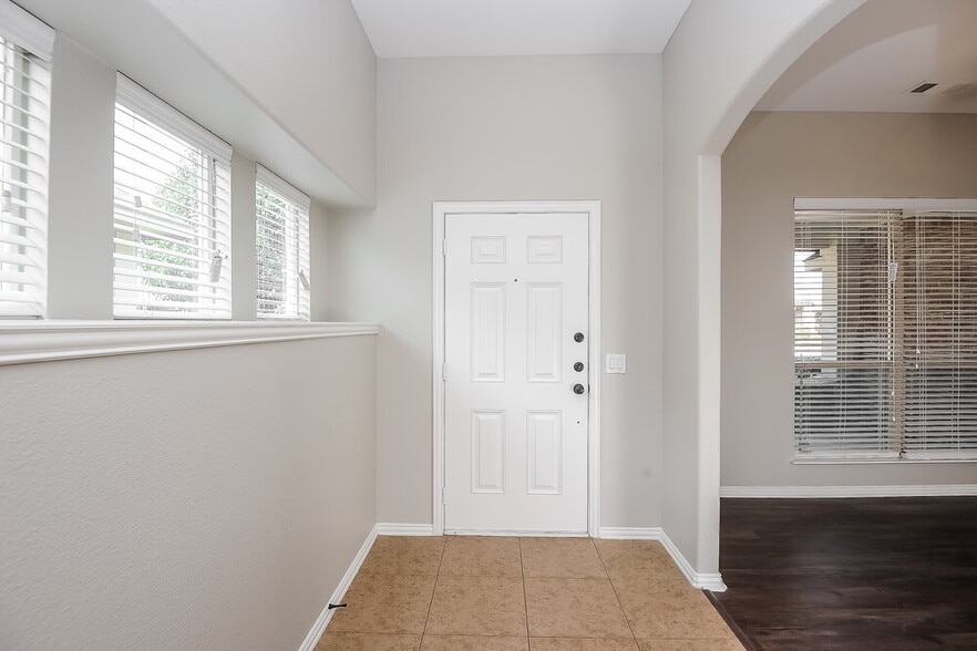 Building Photo - 656 Brooks St