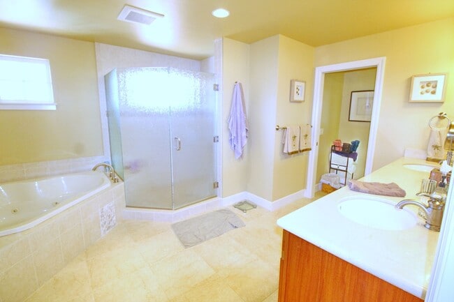 Building Photo - Tastefully Furnished and Exquisite 4 Bed/3 Bath in Hokulani Golf Villas with Ocean Views & Amenit...