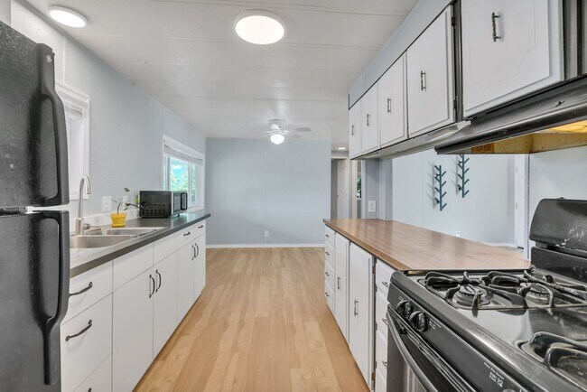 Building Photo - Cozy 3 Bedroom Home on a Large Lot!