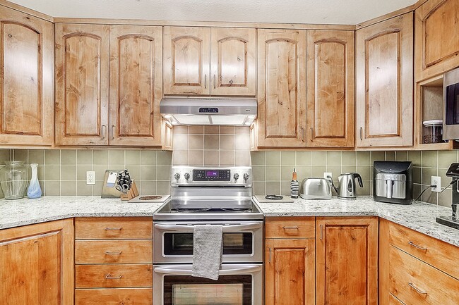 Building Photo - Updated 3bed/3bath! 1 car garage! Heat inc...