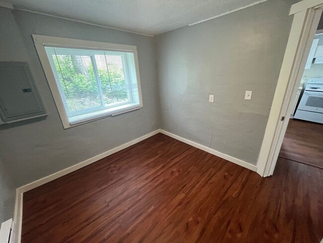Building Photo - Quaint 1 Bedroom