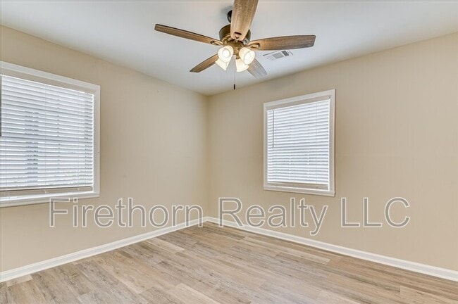 Building Photo - 810 Royalette Ave