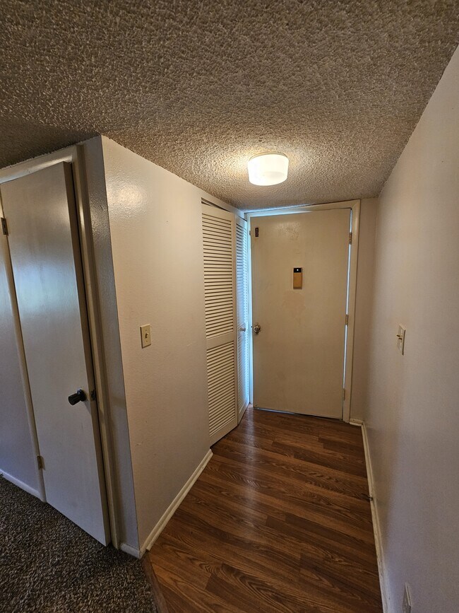 Building Photo - 593 Midway Dr