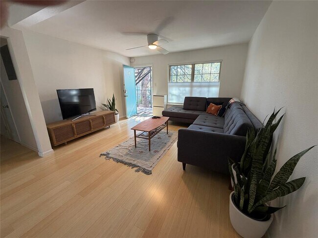 Building Photo - 300 Crockett St