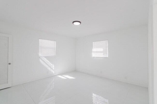 Building Photo - 2810 NE 60th St