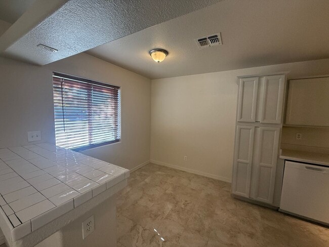 Building Photo - 3 Bedroom 2 Bathroom Home