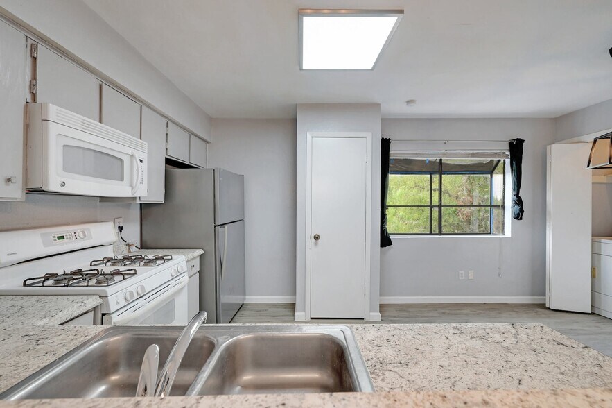 Building Photo - 801 Bracewood Cir