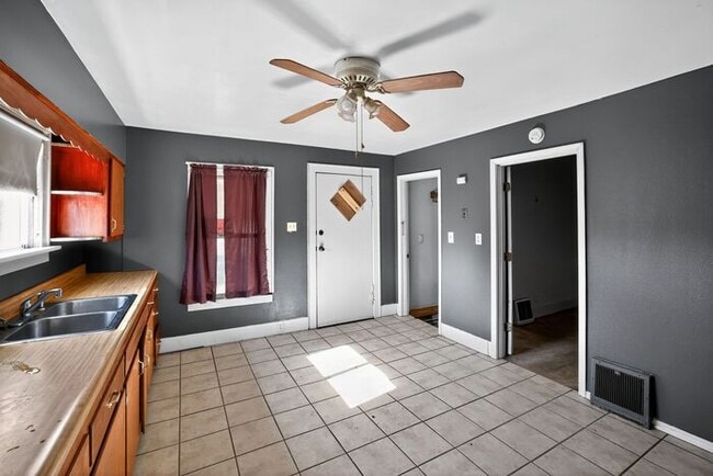 Building Photo - 3001 Myrtle Ave