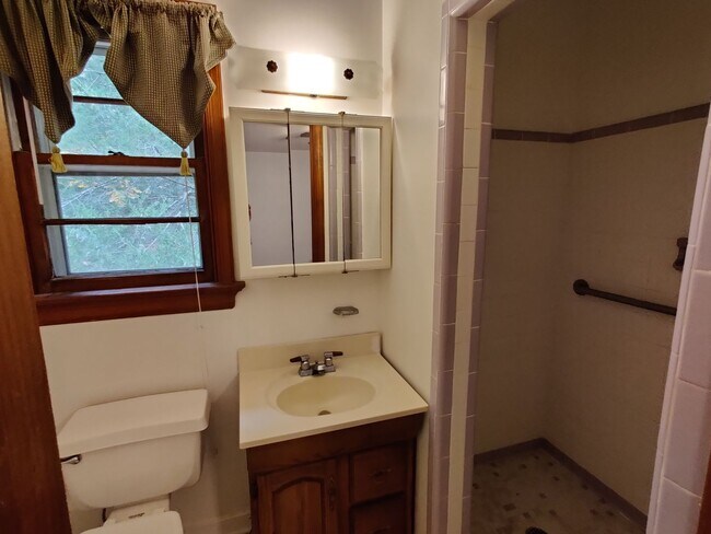 Building Photo - 3 bedroom home , detached garage, multiple living areas