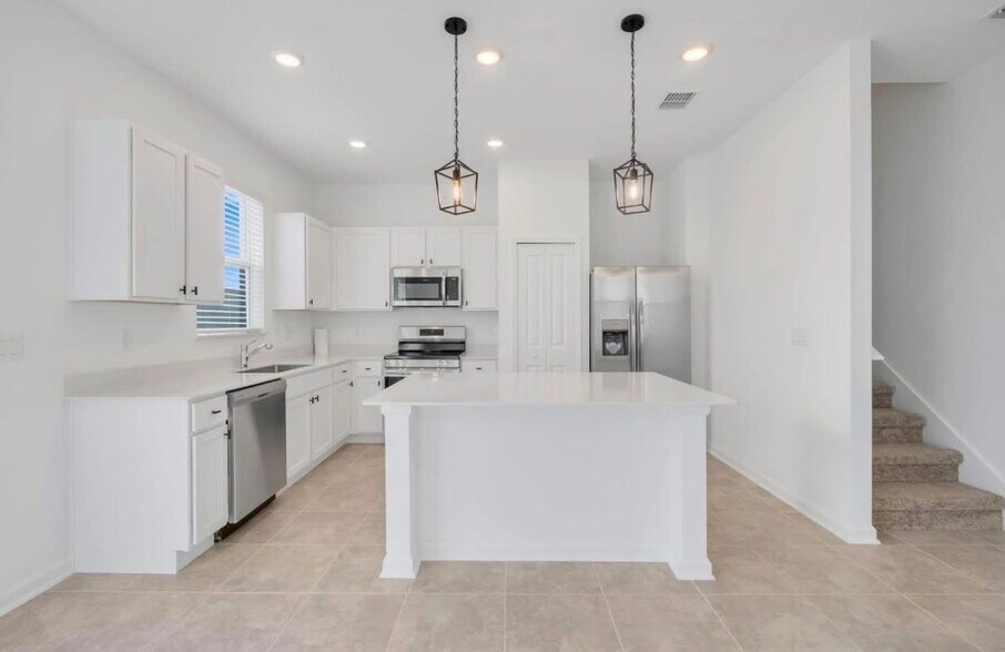 Building Photo - 2550 Skyline Lp