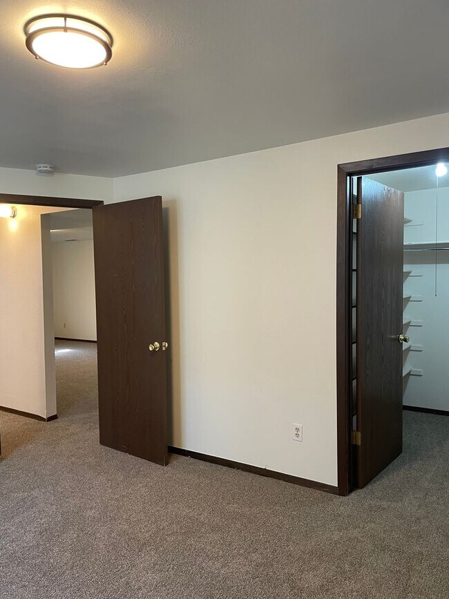 Building Photo - 2143 Ryeland Ln