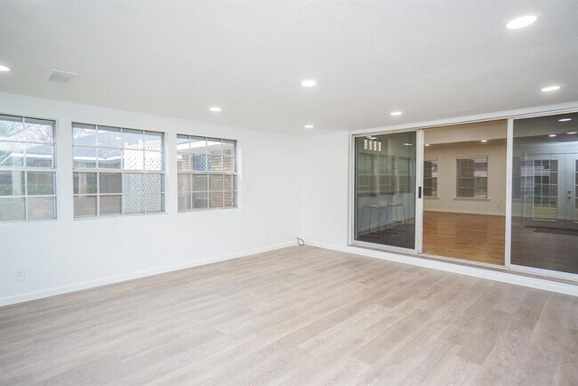 Building Photo - 4145 Sarong Dr