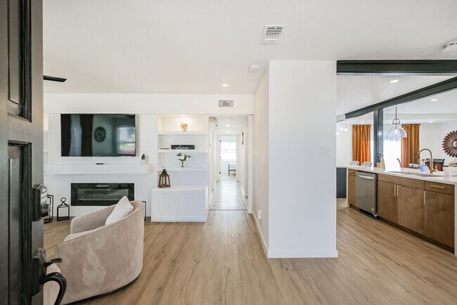 Building Photo - 5021 Libbey Dr