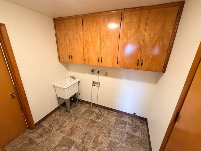 Building Photo - Three Bedroom Home with Covered Patio