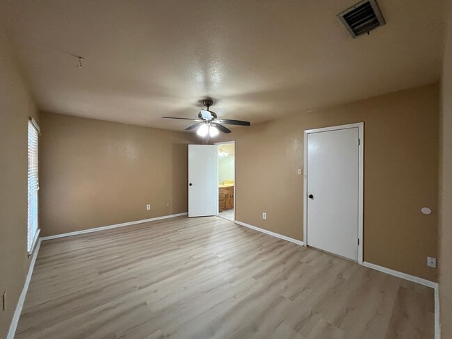 Building Photo - THREE BEDROOM 2 BATH HOUSE ON THE SOUTH SIDE