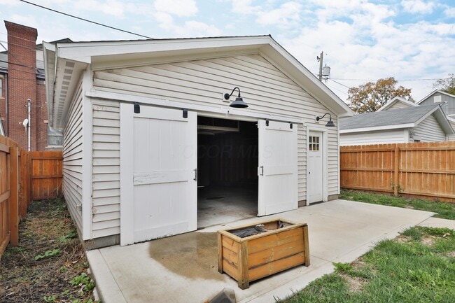 Building Photo - 693 Wilson Ave