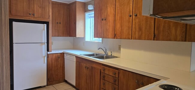 Building Photo - 2 Bedroom up stairs apartment