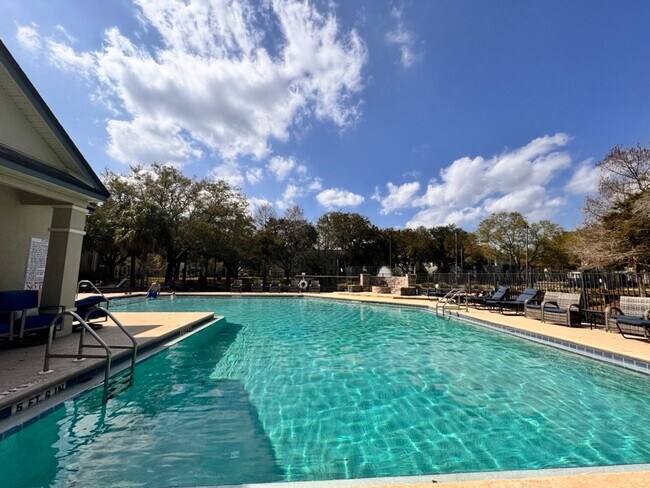 Building Photo - 13703 Richmond Park Dr N